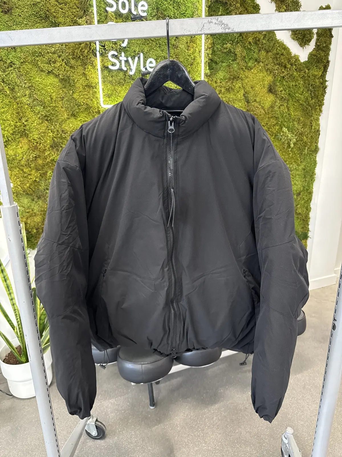 9b9b2a5865e749ec905a1e5543406d0c.webp Gv Gallery Raspberry Hills Balloon Jacket Black - Image 1